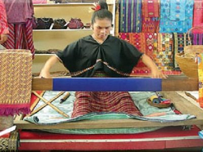 Sukarara hand loom weaving lombok round trip (2)